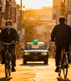 街道上骑行的戴口罩行人13507#横屏 