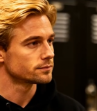 	 金发男子穿连帽衫近景12038#横屏 