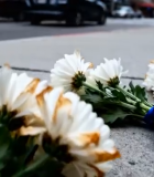 街道上摆放的白菊蓝丝带花束3812#横屏 