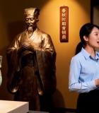 讲解员介绍博物馆青铜文物11217#横屏 