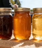 集市上摆放的罐装蜂蜜素材6133#横屏 