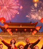 家庭节日在古建筑前欢庆9666#横屏 