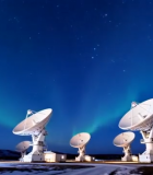 极光下的卫星天线阵列8045#横屏 