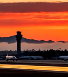 机场黄昏时分客机与控制塔13681#横屏 