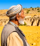 黄土高原老人眺望田园风光9741#横屏 