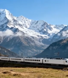 雪山下行驶的列车13018#横屏 