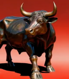 红色背景下的公牛雕塑683#横屏 