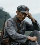 红军战士坐岩石神情凝重2177#横屏 