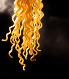 悬空的弯曲面条特写12922#横屏 