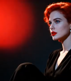 红发女子暗光下侧坐画面13527#横屏 