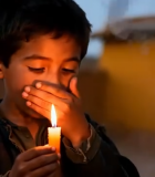 小男孩手持蜡烛画面10441#横屏 