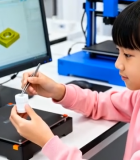 小女孩操作打印相关设备9378#横屏 