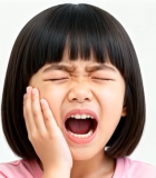 小女孩捂嘴张嘴表情痛苦6368#横屏 