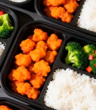 盒装米饭配炸鸡块与西兰花2311#横屏 