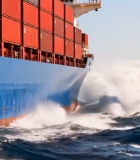 海上行驶的集装箱货轮5676#横屏 