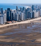 海滩旁城市高楼鸟瞰7380#横屏 