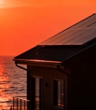 海边小屋屋顶太阳能板日落景象14439#横屏 