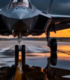 夕阳下战斗机停在机场跑道10967#横屏 