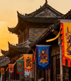 古建筑街道夕阳下的彩旗12217#横屏 