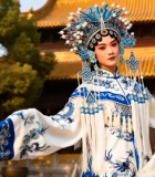 古建筑前京剧演员扮相表演6060#横屏 