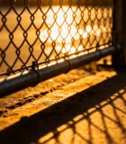 夕阳下铁丝网及地面光影素材6934#横屏 