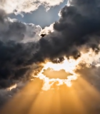 夕阳下人物于云层间跳跃画面10820#横屏 