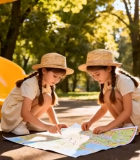 公园中女孩查看地图画面4517#横屏 