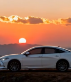 夕阳下山顶的白色轿车3456#横屏 