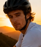 夕阳下骑行者休憩特写8839#横屏 