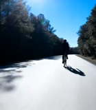 公路骑行者穿梭树林场景3787#横屏 