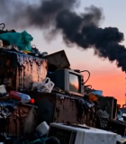 夕阳下垃圾堆积与工厂冒烟场景9665#横屏 