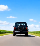 公路上行驶的越野汽车13740#横屏 