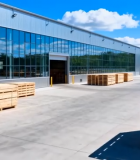 工厂外堆放木托盘的场景5776#横屏 