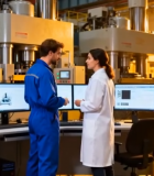 工厂内技术人员交流工作场景15039#横屏 