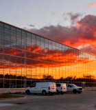 夕阳下玻璃建筑与车辆场景12046#横屏 