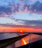 夕阳下的太阳能与风力发电场1179#横屏 