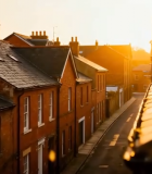 夕阳下的街道与红砖房屋14032#横屏 