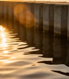 夕阳下岸边水面波光粼粼376#横屏 