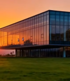 夕阳下玻璃建筑与草地景观12057#横屏 