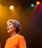 舞台上穿橙色衣服的老年群体11519#横屏 