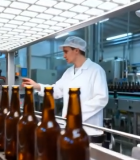 	 工厂工人监控啤酒瓶流水线6942#横屏 