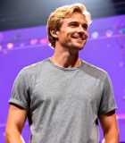 舞台上微笑男士5621#横屏 