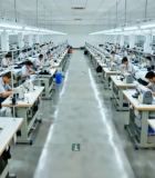 工厂工人操作缝纫机工作场景(1)6788#横屏 