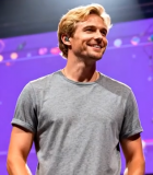 舞台上微笑男士5621#横屏 