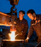 	 工厂工人进行浇铸作业6933#横屏 