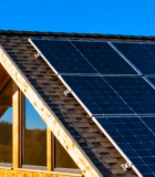 屋顶安装太阳能板的木屋819#横屏 