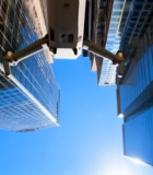 无人机飞掠城市摩天大楼13292#横屏 