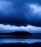 乌云笼罩下的海岛与海面14867#横屏 