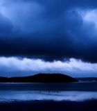 乌云笼罩下的海岛与海面14867#横屏 