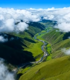 高空俯瞰山间云海与绿地10881#横屏 